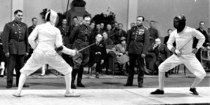 Pojedynek pomiędzy por. Kazimierzem Laskowskim (z lewej) a kpt. Marianem Suskim na szermierczych mistrzostwach armii w Krakowie w kwietniu 1934 r.