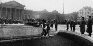 Grupa polskich szermierzy składa wieniec na Grobie Nieznanego Żołnierza w Budapeszcie podczas meczu szermierczego Polska-Węgry w kwietniu 1934 r. .
