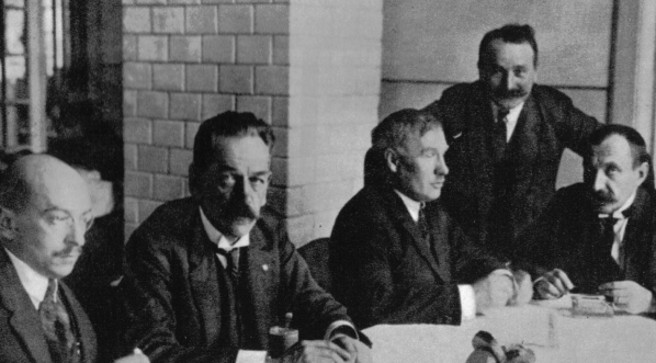  Adam Pragier, Jędrzej Moraczewski, Norbert Barlicki, Marian Malinowski i Rajmund Jaworowski w sejmowym bufecie.  