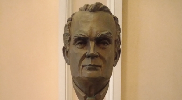  Czesław Miłosz - rzeźba (głowa) w budynku PAU w Krakowie.  