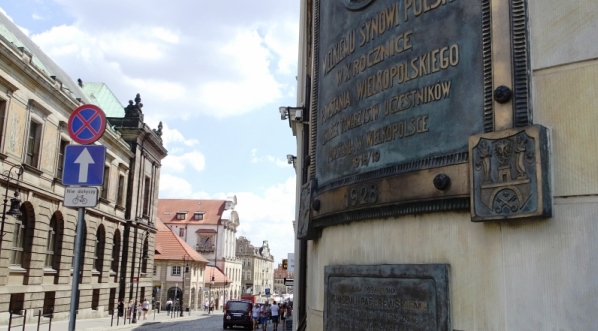  Tablica poświęcona Ignacemu Janowi Paderewskiemu na narożniku hotelu Bazar  w Poznaniu i widok na ulicę Paderewskiego biegnącą do Starego Rynku.  