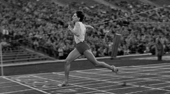  Irena Szewińska wygrywa bieg na 200 metrów na Mistrzostwach Europy Juniorów w lekkiej atletyce na stadionie X-lecia w Warszawie w sierpniu 1964 r.  