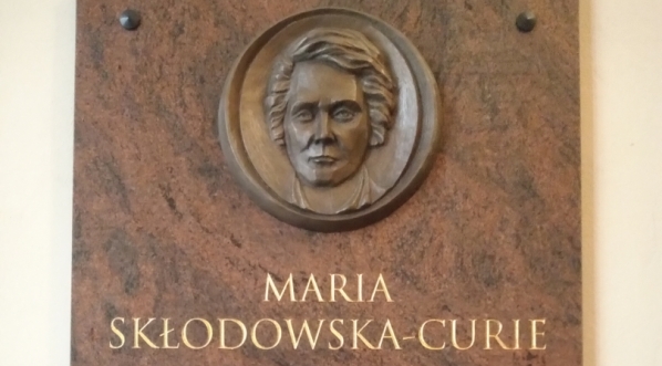  Tablica ku czci Marii Skłodowskiej-Curie w budynku PAU w Krakowie.  