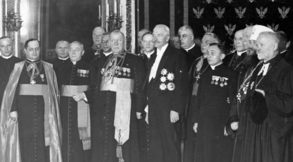 Składanie życzeń noworocznych prezydentowi RP Ignacemu Mościckiemu na Zamku Królewskim w Warszawie 1.01.1929 r.  