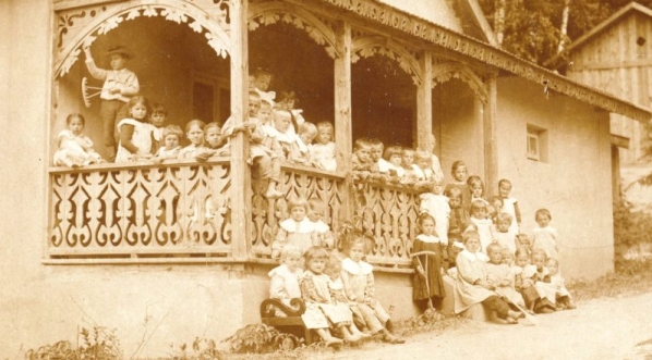  Dzieci przed budynkiem ochronki założonej przez Żeromskich w willi "Oktawia" w Nałęczowie  
