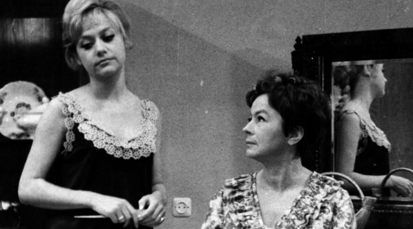  Krystyna Sienkiewicz i Danuta Szaflarska w filmie Jerzego Zarzyckiego "To twój nowy syn" z 1967 roku.  