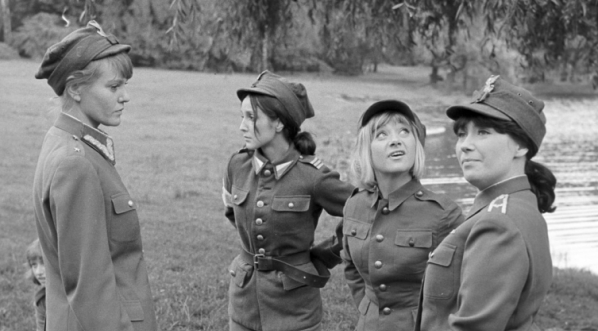  Scena z filmu Hieronima Przybyła "Rzeczpospolita babska" z 1969 roku.  