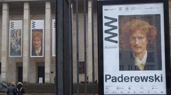  Afisz i baner wystawy "Paderewski" w Muzeum Narodowym w Warszawie.  
