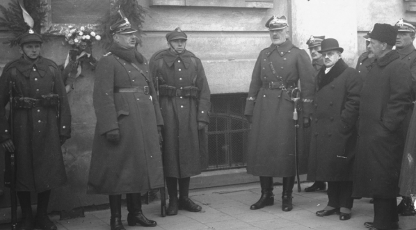  Odsłonięcie tablicy ku czci lekarzy, sanitariuszy, pielęgniarek zmarłych podcza I wojny światowej, na murze szpitala garnizonowego nr 5 w Krakowie w listopadzie 1927 r.  