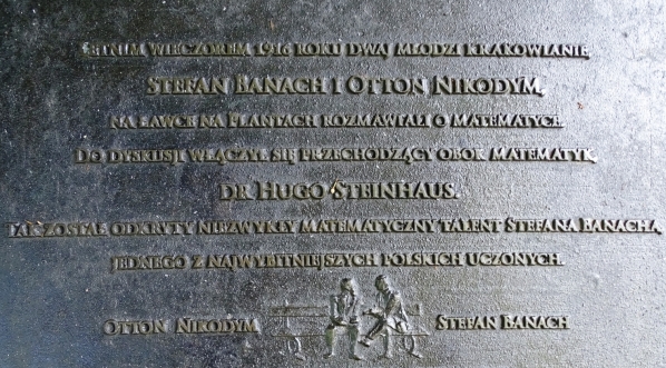  Tabliczka przy ławce Stefana Banacha i Ottona Nikodyma na krakowskich Plantach nieopodal wzgórza wawelskiego.  
