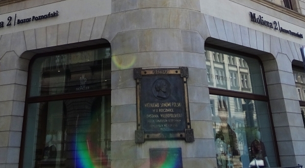  Narożnik budynku hotelu Bazar w Poznaniu z widoczną tablicą pamięci poświęconą Ignacemu Janowi Paderewskiemu.  