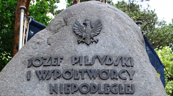  Głaz pamiątkowy w Sulejówku obok willi Piłsudskiego.  