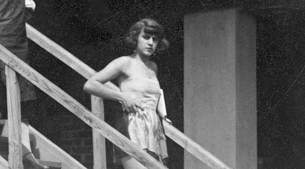  Mira Zimińska podczas odpoczynku w Warszawie w lipcu 1925 roku.  