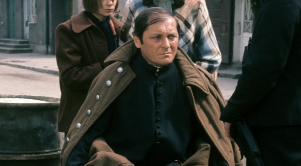  Zdzisław Maklakiewicz w filmie Janusza Kondratiuka "Głowy pełne gwiazd" z 1974 roku.  