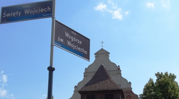  Kościół św. Wojciecha na Wzgórzu św. Wojciecha w Poznaniu z kryptą zasłużonych i drewnianą dzwonnicą.  