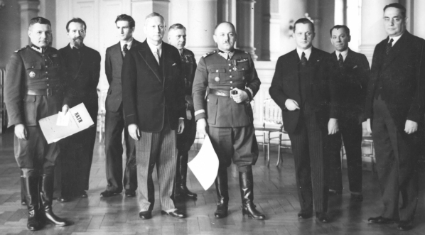  Przedstawiciele Rady Notarialnej w Poznaniu wręczają gen. Edmundowi Knoll-Kownackiemu czek i obligację Pożyczki Narodowej na Fundusz Obrony Narodowej 10.12.1936 rok. .  