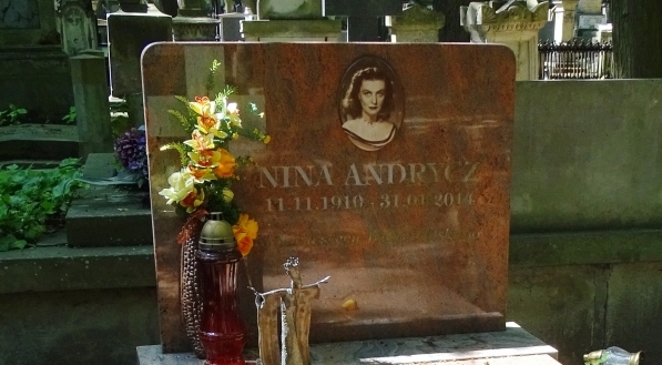  Grobowiec Niny Andrzycz na cmentarzu Powązkowskim w Warszawie.  
