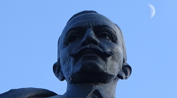  Pomnik Wincentego Witosa na Placu Trzech Krzyży w Warszawie.  