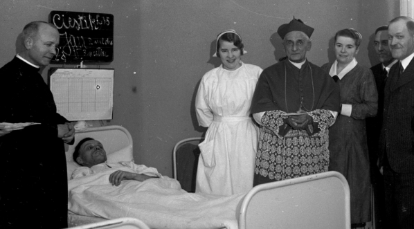  Gwiazdka dla chorych w Szpitalu Ubezpieczalni Społecznej imienia Gabriela Narutowicza przy ulicy Prądnickiej 35-37 w Krakowie w grudniu 1937 r.  