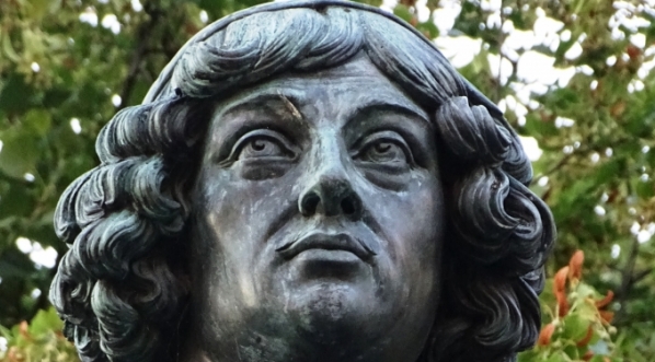  Głowa pomnika Mikołaja Kopernika na Rynku Staromiejskim w Toruniu.  