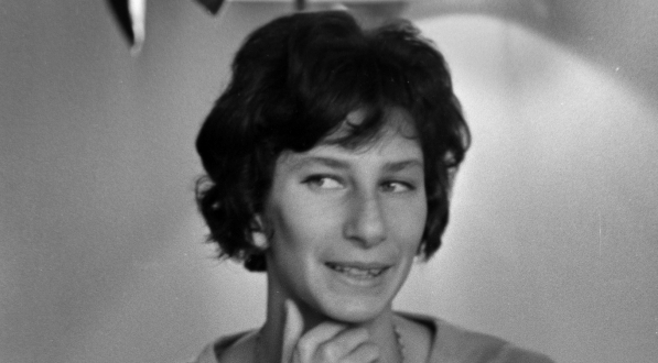 Irena Kirszenstein (Szewińska) w swoim mieszkaniu 22.11.1965 r.  