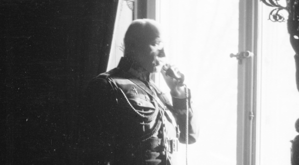  Gen. Jan Jacyna rozmawia przez telefon.  