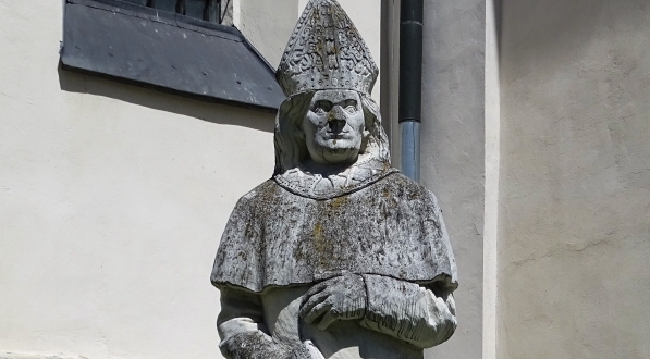  Pomnik kardynała Zbigniewa Oleśnickiego przy kościele św. Jana Ewangelisty w Pińczowie.  