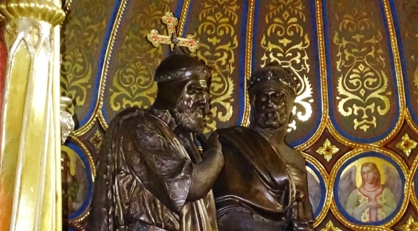  Posągi Mieszka I i Bolesława Chrobrego w Złotej Kaplicy w katedrze poznańskiej.  