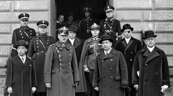  Powitanie nowego wojewody krakowskiego pułkownika Michała Gnoińskiego na dworcu kolejowym w Krakowie 22.04.1936 r.  
