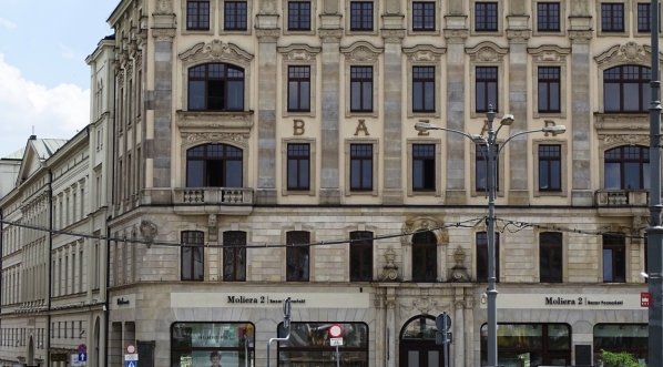  Hotel Bazar w Poznaniu na rogu ul. Ignacego Paderewskiego i alei Karola Marcinkowskiego.  