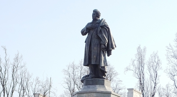  Pomnik Adama Mickiewicza na Krakowskim Przedmieściu w Warszawie.  