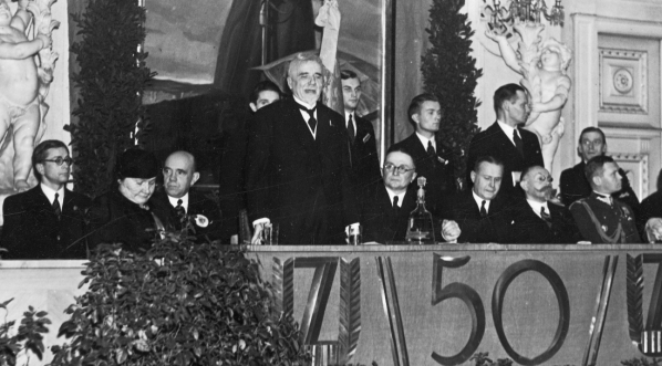  Zjazd uczestników ruchu niepodległościowego Związku Młodzieży Polskiej "Zet" w Warszawie w listopadzie 1936 r.  