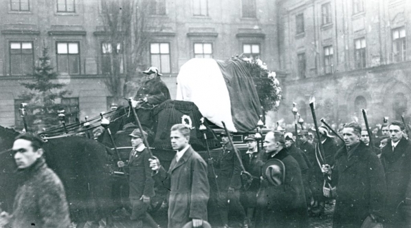  Pogrzeb Stefana Żeromskiego, kondukt pogrzebowy na ulicy w Warszawie 1925 r.  