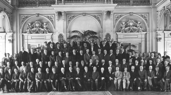  Uroczyste posiedzenie Magistratu m.st. Warszawy z okazji zakończenia pięcioletniej kadencji w lipcu 1932 roku.  