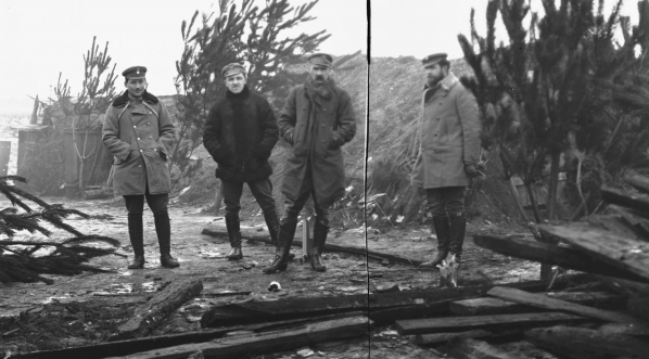  Brygadier Józef Piłsudski w towarzystwie majora Michała Żymierskiego i kapitana Włodzimierza Maxymowicza-Raczyńskiego w lutym 1916 r.  