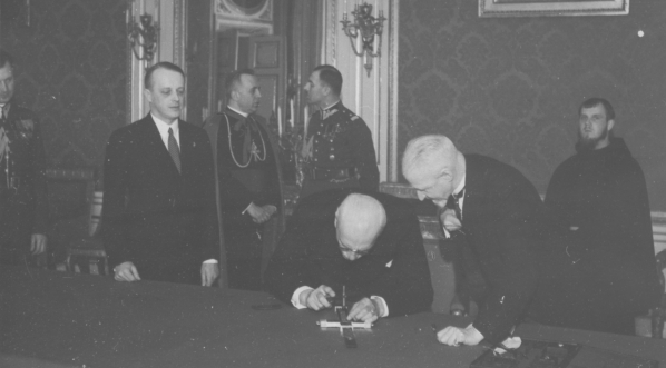  Uroczystości wbicia złotego gwoździa w kopię krzyża z czasów bitwy pod Wiedniem, Warszawa 06.05.1936 r.  