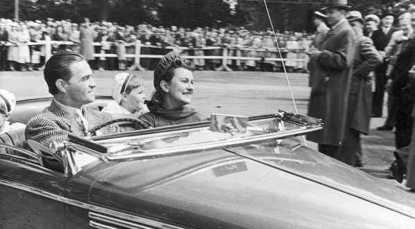  Pokaz i konkurs piękności samochodów zorganizowany przez Automobilklub Polski w parku im. Ignacego Jana Paderewskiego w Warszawie w maju 1939 roku.  