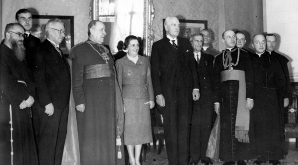  Delegacja chłopów z Inowłodzia u prezydenta RP Ignacego Mościckiego przebywającego w Spale 2.11.1938 r.  