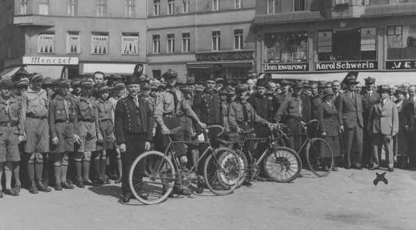  Sztafeta Związku Harcerstwa Polskiego z bryłą węgla na trasie Katowice - Gdynia, 12.06.1933 r.  