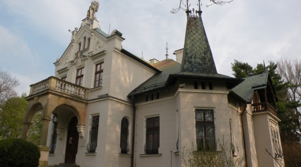  Pałacyk Henryka Sienkiewicza w Oblęgorku, w którym znajduje się obecnie poświęcone pisarzowi muzeum.  