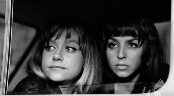  Krystyna Sienkiewicz i Kalina Jędrusik w filmie Jana Batorego "Lekarstwo na miłość" z 1966 roku.  