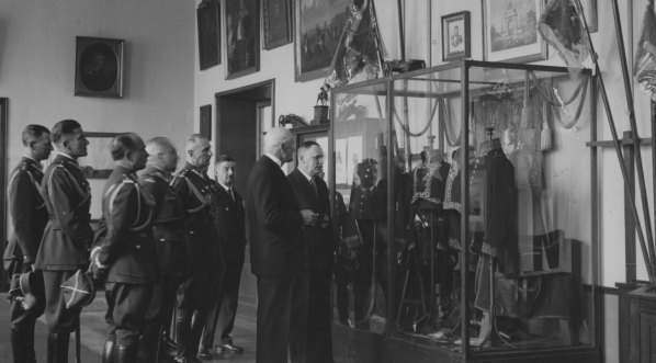  Prezydent RP Ignacy Mościcki podczas zwiedzania Muzeum Wojska Polskiego w Warszawie w towarzystwie dyrektora muzeum Bronisława Gembarzewskiego w marcu 1935 roku.  