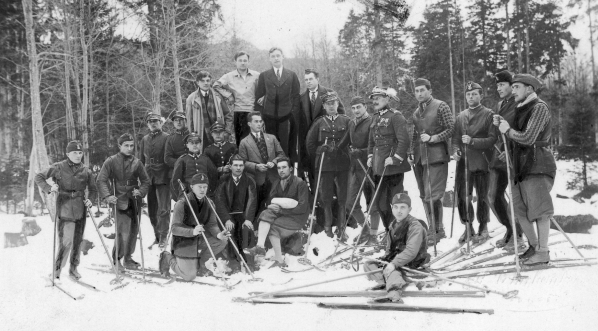  Narciarska grupa treningowa przygotowująca zawodników do zawodów międzynarodowych na zajęciach w Zakopanem, 15.11.1928 r.  