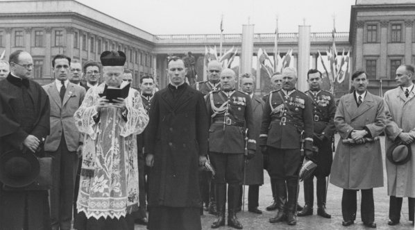  Przekazanie wojsku 13 samochodów ufundowanego przez Związek Spółdzielni Spożywców RP "Społem" w Warszawie 4.06.1939 r.  