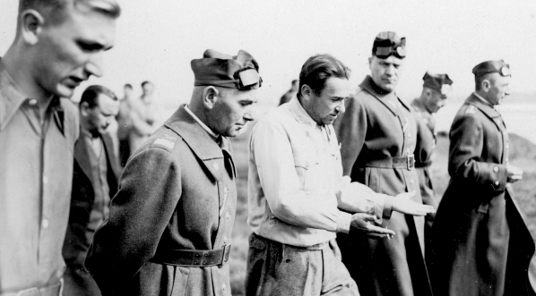  Marszałek Edward Rydz-Śmigły podczas zwiedzania terenu wykopalisk w Biskupinie we wrześniu 1937 r.  