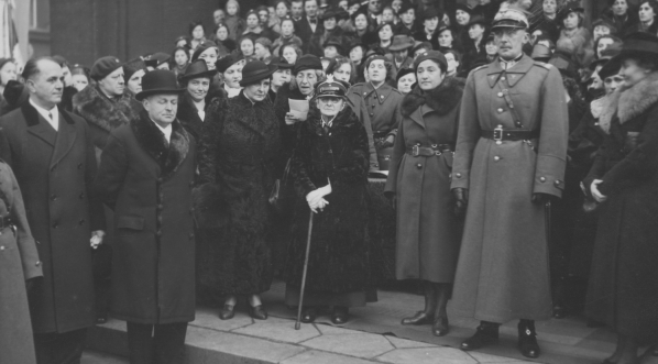  Wręczenie sztandaru katowickiemu oddziałowi Przysposobienia Wojskowego Kobiet w grudniu 1938 r.  