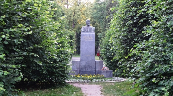  Pomnik Henryka Jordana w parku jego imienia w Krakowie.  
