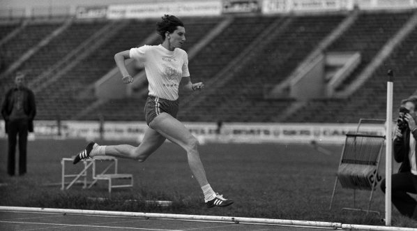  Irena Szewińska w biegu na mityngu lekkoatletycznym na stadionie warszawskiej Skry z okazji Święta Pracy 1.05.1972 r.  