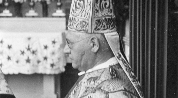  Biskup Stanisław Adamski w czasie mszy św. polowej odprawianej w 250 rocznicę odsieczy wiedeńskiej 20.08.1933 r. .  