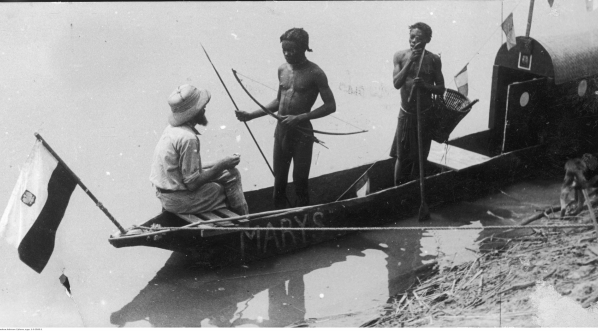  Podróżnik Kazimierz Nowak z tubylcami w łódce "Maryś" na brzegu rzeki Kasai.  